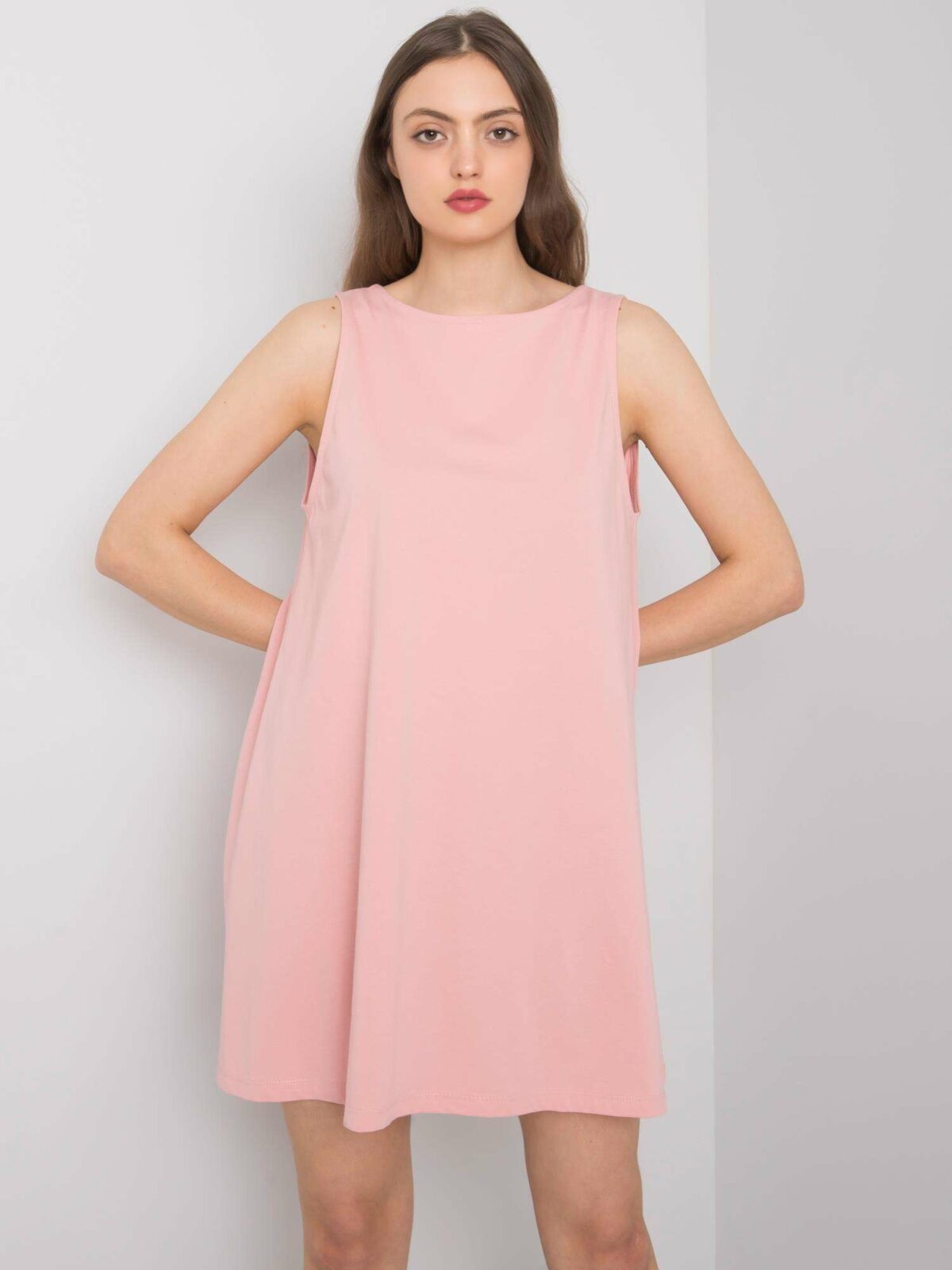 Prašně růžové ležérní šaty od