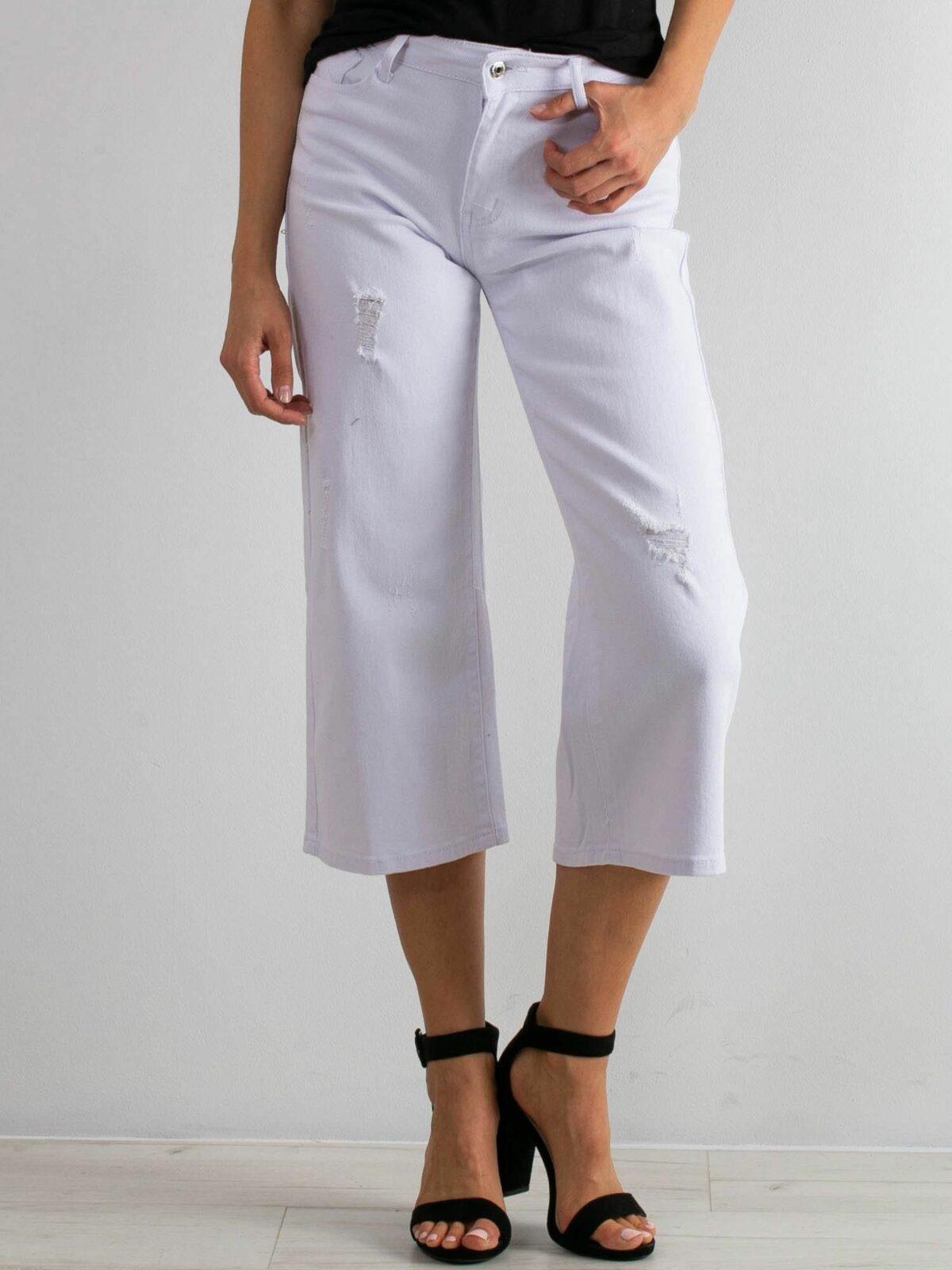 Roztrhané bílé džíny
