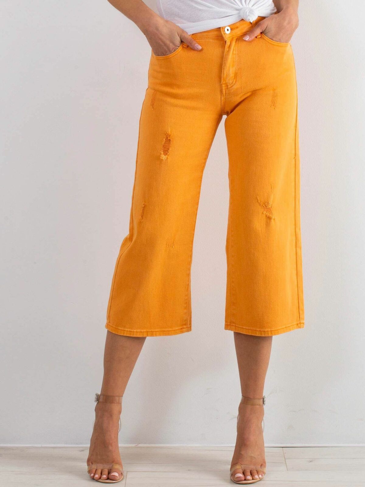 Roztrhané oranžové džíny