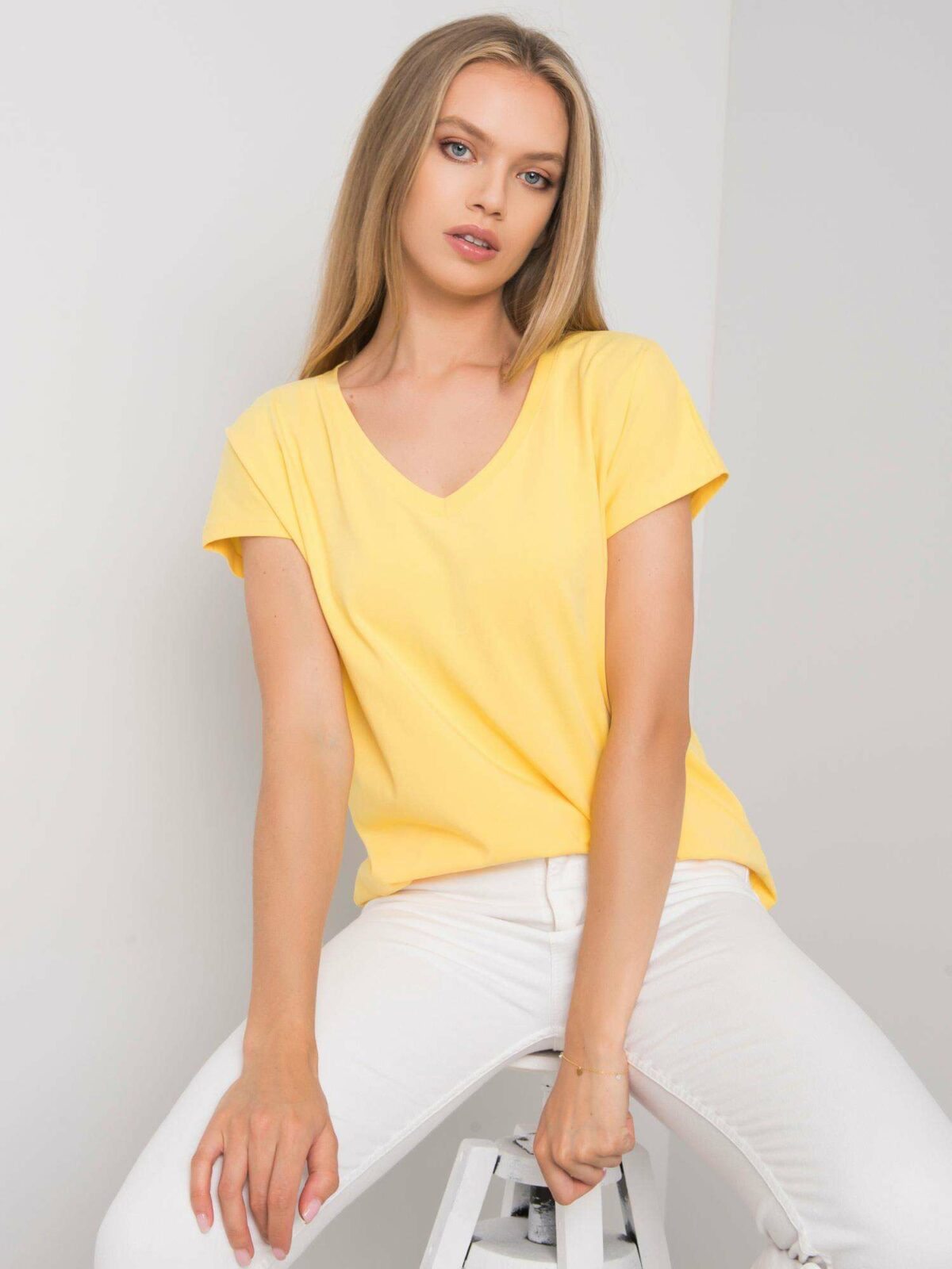 Žluté bavlněné tričko s výstřihem