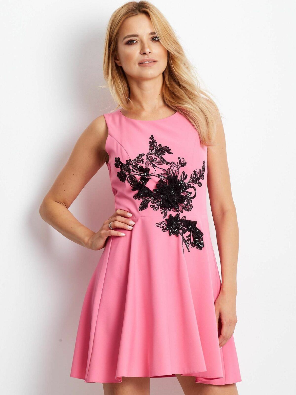 Šaty s růžovou
