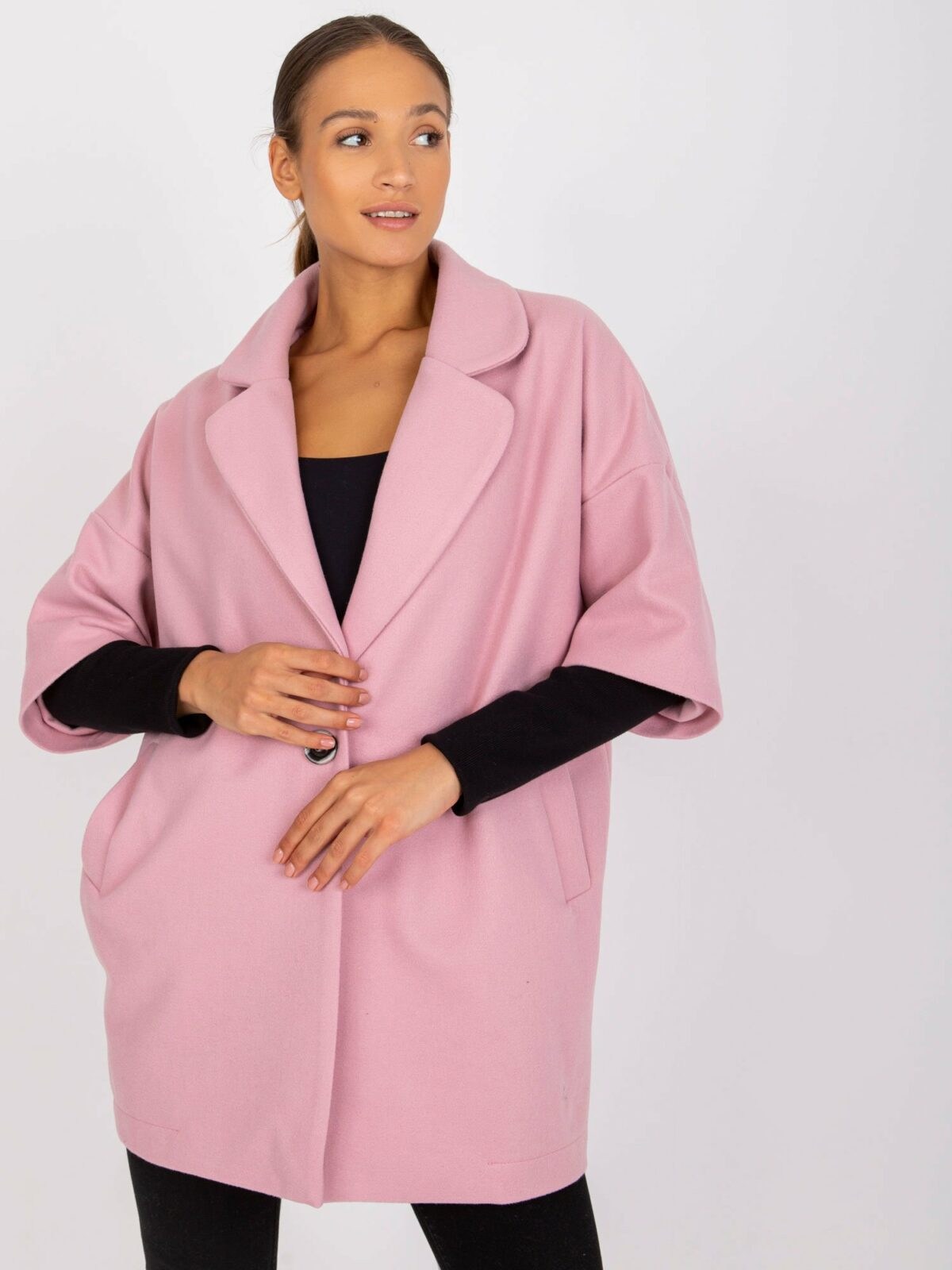 Světle růžový kabátek na jeden knoflík