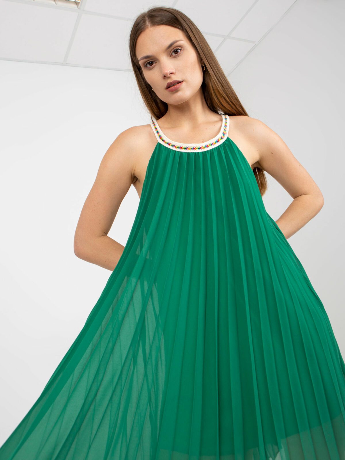 Tmavě zelené vzdušné šaty jedné velikosti