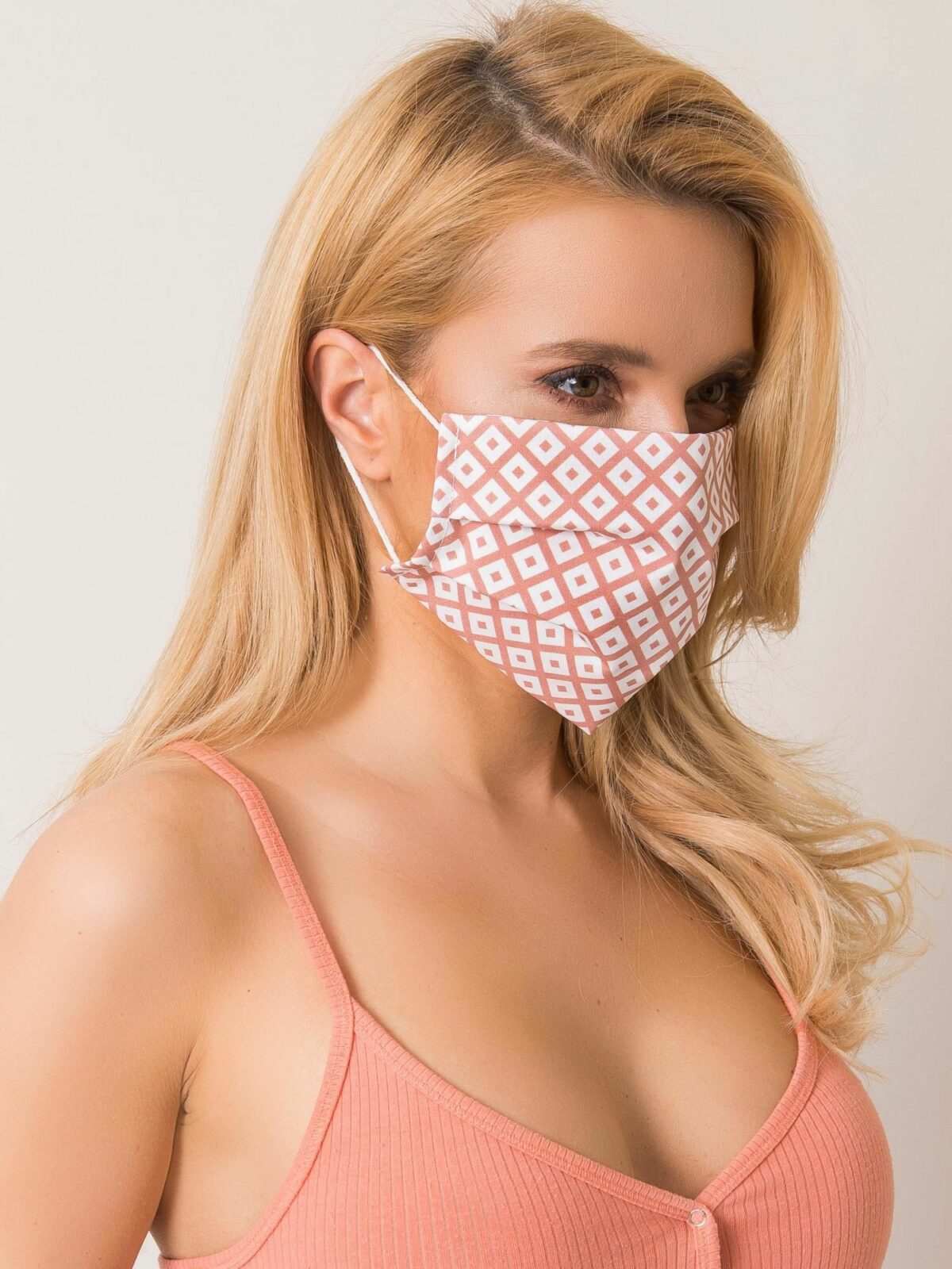 Zaprášená růžová ochranná maska s