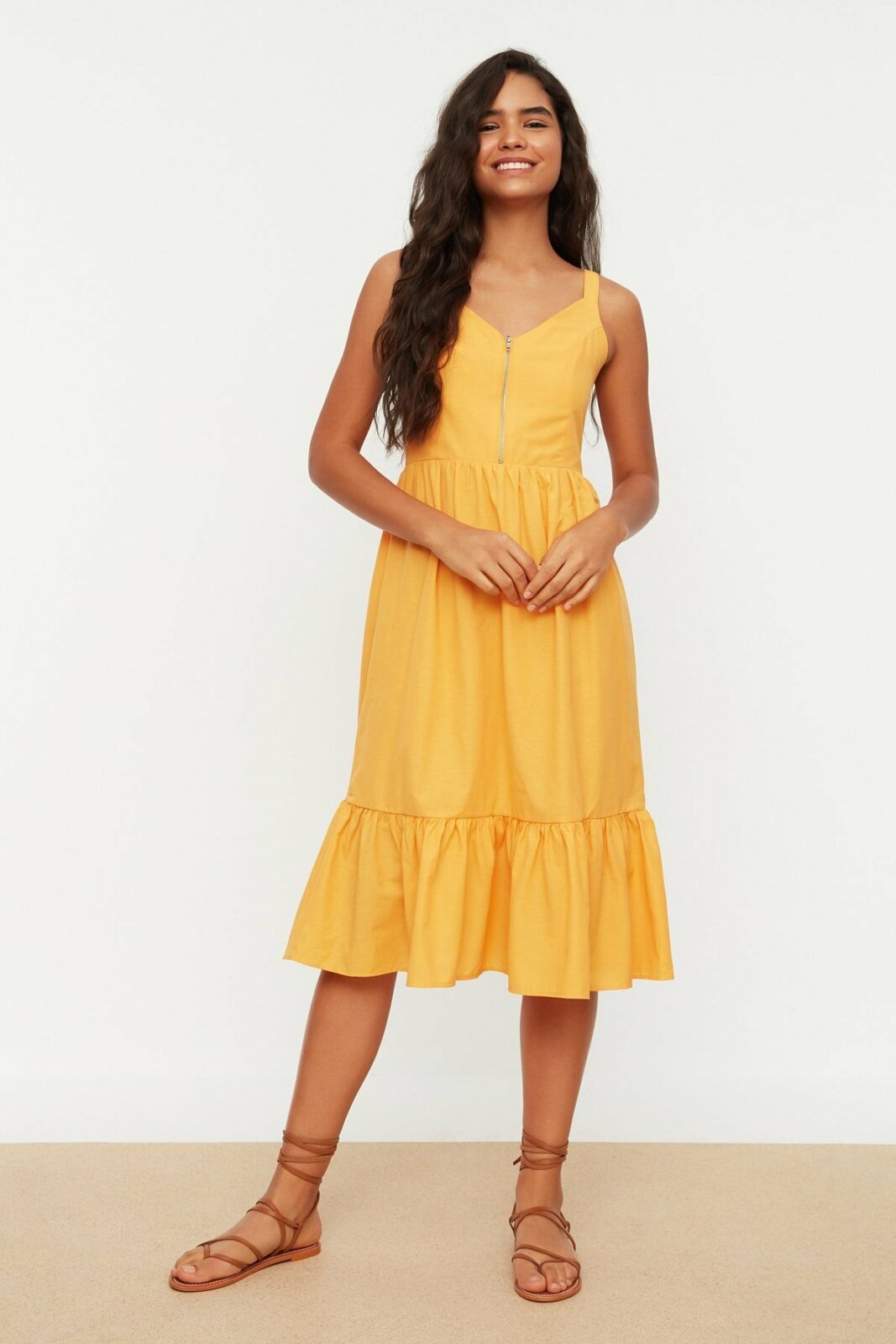 Žluté letní šaty na ramínka
