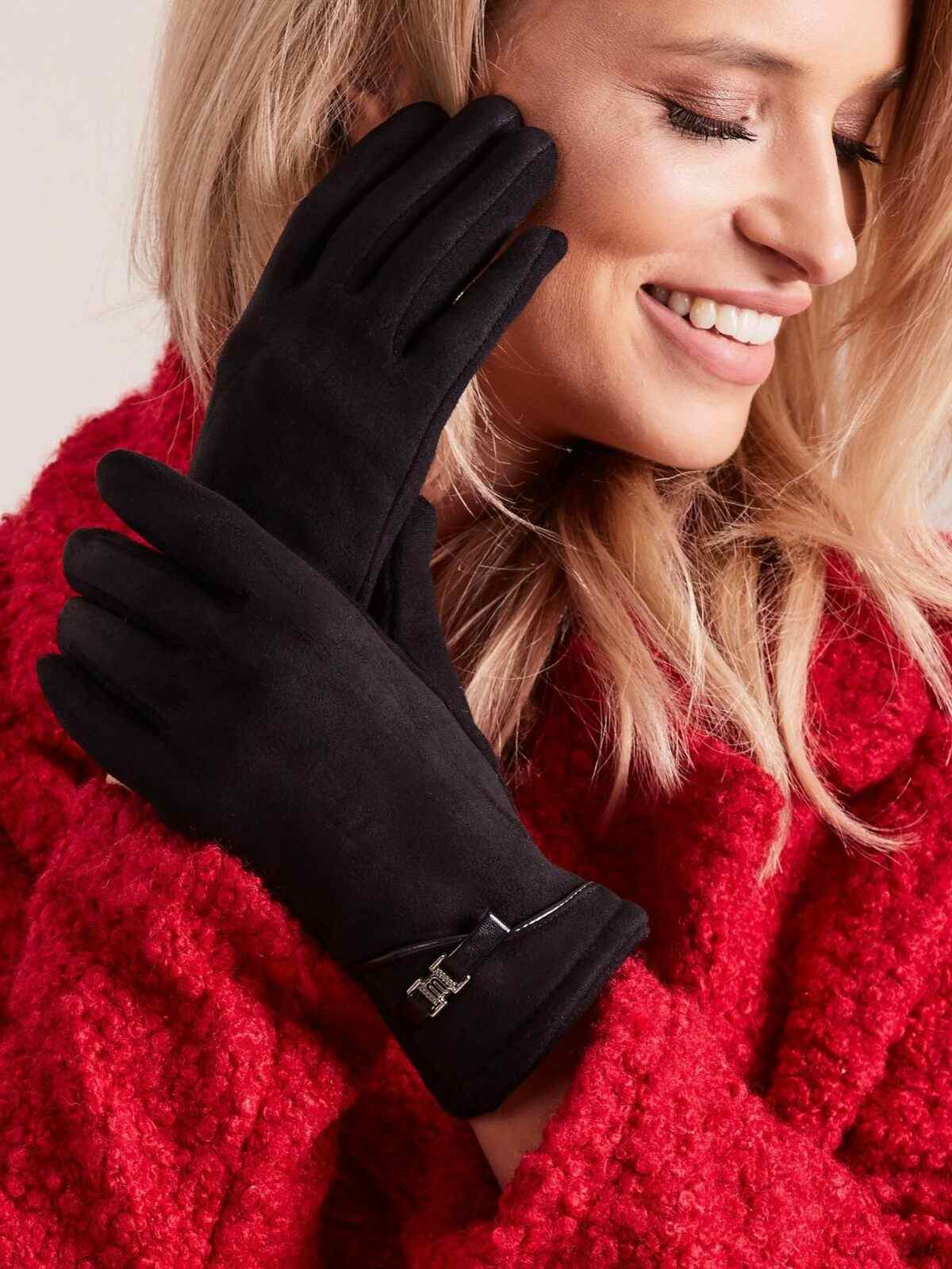 Elegantní černé rukavice pro
