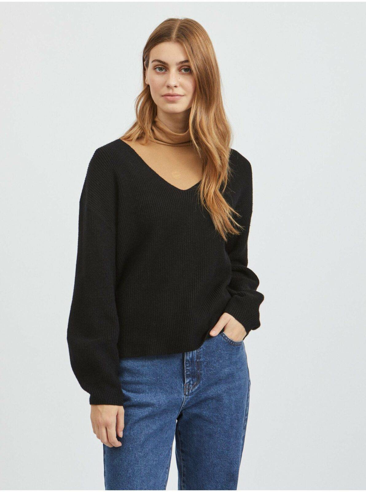 Černý dámský volný žebrovaný svetr s véčkovým