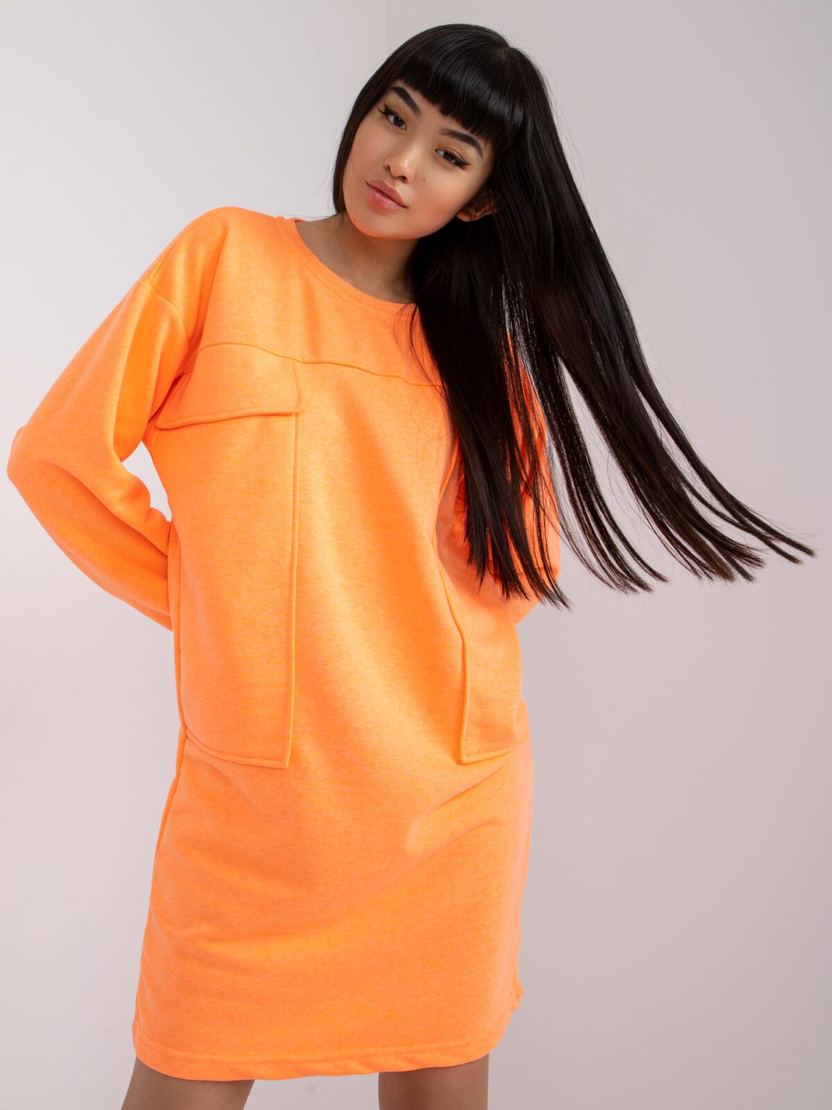 Oranžové šaty s carrarskými