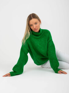 Green turtleneck sweater with wide sleeves from Ariana