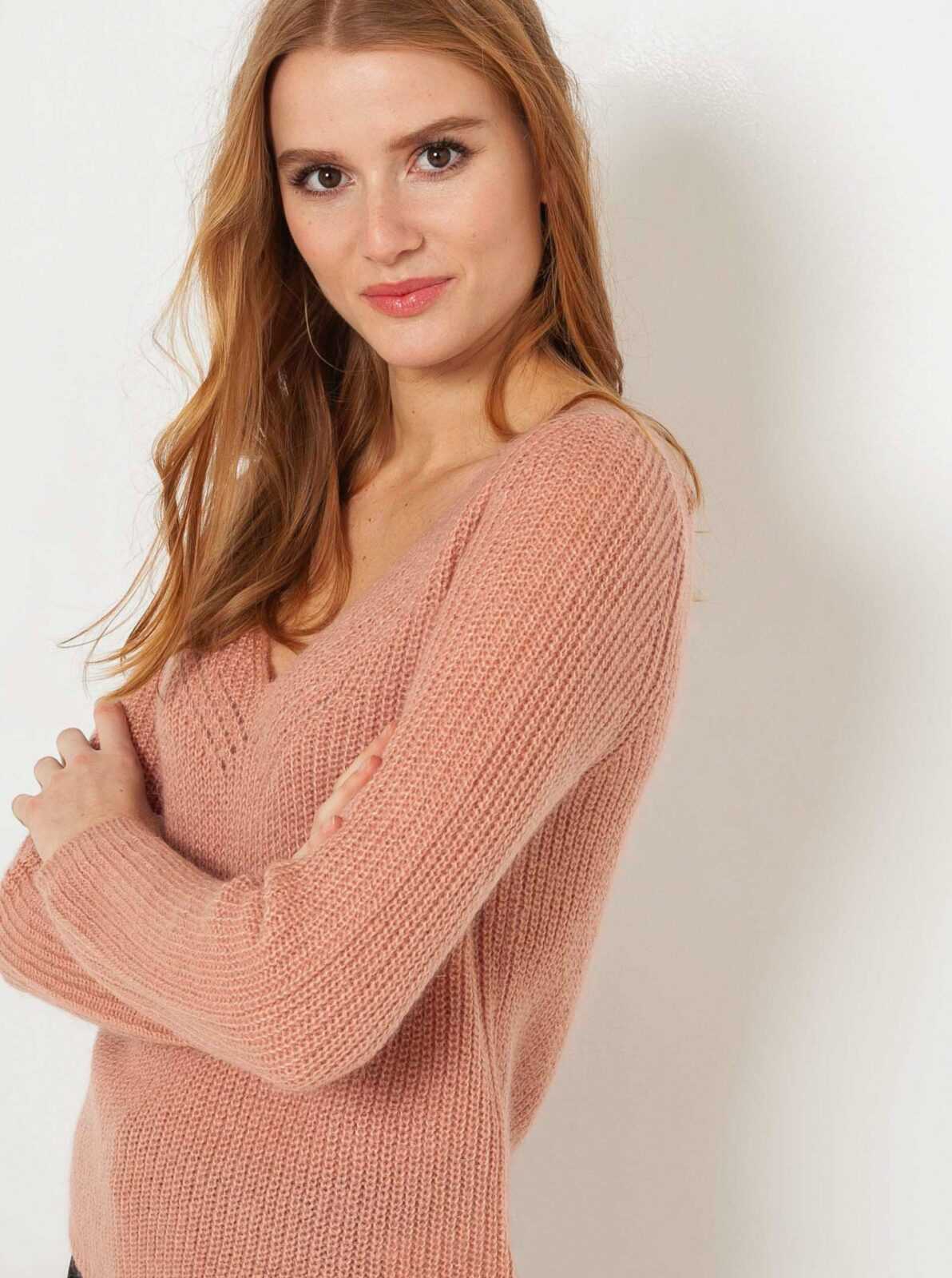 Růžový svetr s véčkovým výstřihem