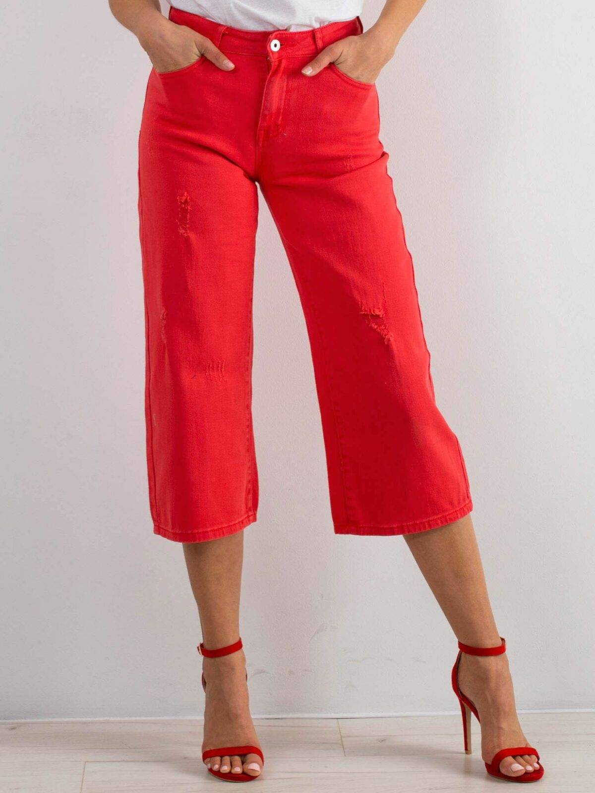 Červené roztrhané džíny