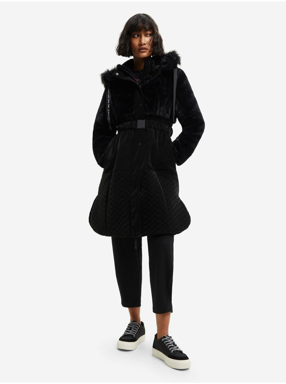 Černý dámský zimní kabát s kožíškem