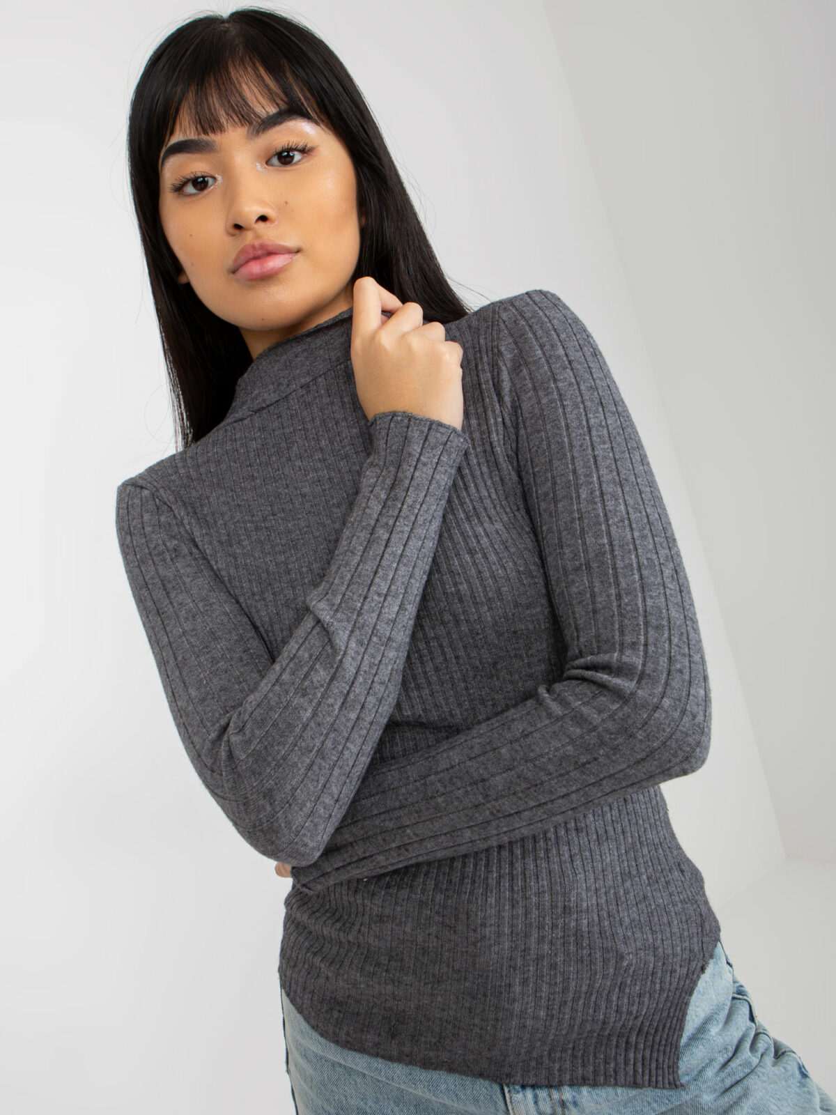 Tmavě šedý žebrovaný asymetrický svetr
