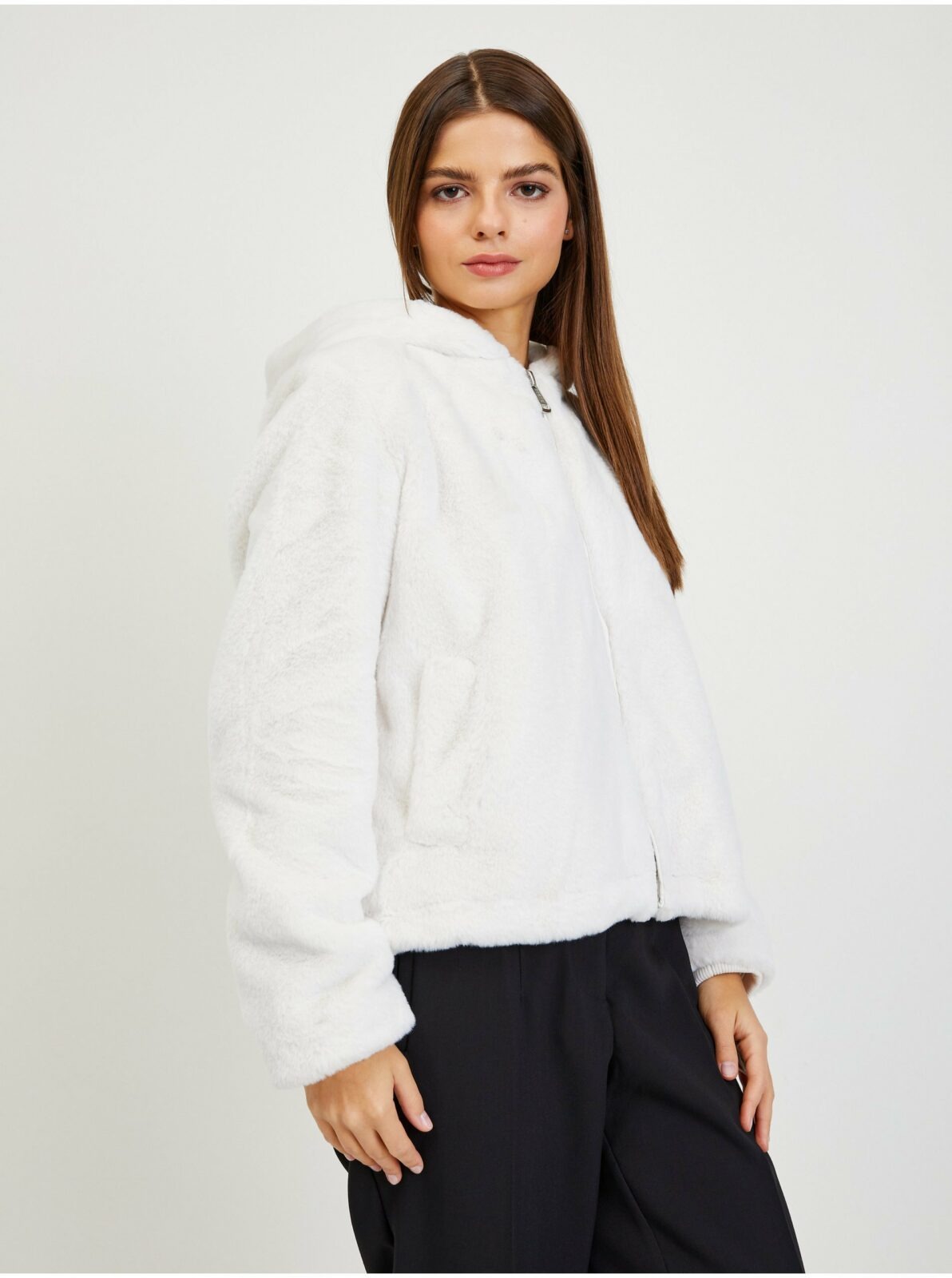 Bílá dámská bunda z umělé kožešiny